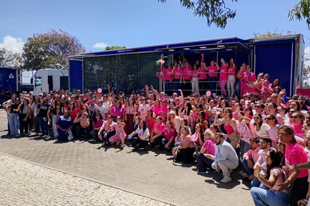 Carreta da Mulher Pernambucana I recebe as servidoras da SES-PE durante o Outubro Rosa